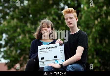 Magdeburg, Germania. 02Maggio, 2019. Il settimo motolivellatrice Samantha (l) e il decimo motolivellatrice Timothy (r) presente un cosiddetto anti-bullismo valigia durante la presentazione del nuovo anti-bullismo programma 'essendo classe insieme". Il Ministero della Pubblica Istruzione e la Techniker Krankenkasse (TK) proseguono la loro iniziativa congiunta per prevenire il bullismo nelle scuole in Sassonia-Anhalt, che è stato lanciato nel 2011/2012 anno scolastico. Credito: Ronny Hartmann/dpa-Zentralbild/dpa/Alamy Live News Foto Stock