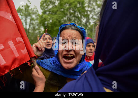 Srinagar, Jammu e Kashmir in India. Il 2 maggio, 2019. Ogni giorno un dipendente del governo dello stato visto cantando slogan esigente la sicurezza del posto di lavoro e una migliore retribuzione durante il governo anti rally a Srinagar. Credito: Idrees Abbas SOPA/images/ZUMA filo/Alamy Live News Foto Stock