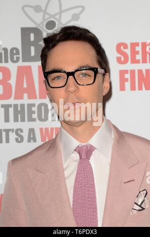Jim Parsons presso gli arrivi per la teoria del big bang serie finale, Warner Bros Lotto Studio, Los Angeles, CA Maggio 1, 2019. Foto di: Priscilla concedere/Everett Collection Foto Stock
