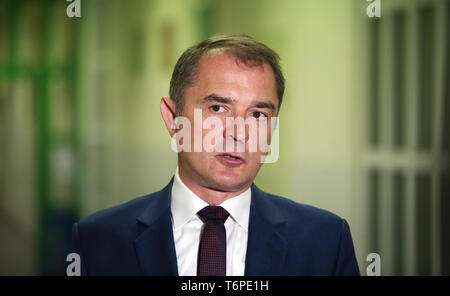 Magdeburg, Germania. 02Maggio, 2019. Marco Danubio Tullner (CDU), Ministro dell'istruzione della Sassonia-Anhalt, durante la presentazione del nuovo anti-mobbing programma 'insieme in classe". Il Ministero della Pubblica Istruzione e la Techniker Krankenkasse (TK) proseguono la loro iniziativa congiunta per prevenire il bullismo nelle scuole in Sassonia-Anhalt, che è stato lanciato nel 2011/2012 anno scolastico. Credito: Ronny Hartmann/dpa-Zentralbild/dpa/Alamy Live News Foto Stock