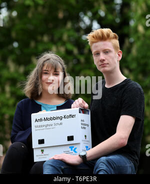 Magdeburg, Germania. 02Maggio, 2019. Il settimo motolivellatrice Samantha (l) e il decimo motolivellatrice Timothy (r) presente un cosiddetto anti-bullismo valigia durante la presentazione del nuovo anti-bullismo programma 'essendo classe insieme". Il Ministero della Pubblica Istruzione e la Techniker Krankenkasse (TK) proseguono la loro iniziativa congiunta per prevenire il bullismo nelle scuole in Sassonia-Anhalt, che è stato lanciato nel 2011/2012 anno scolastico. Credito: Ronny Hartmann/dpa-Zentralbild/ZB/dpa/Alamy Live News Foto Stock