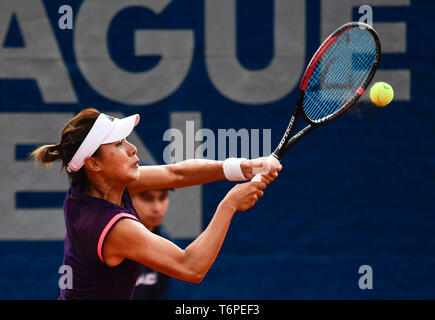 Praga, Repubblica Ceca. 02Maggio, 2019. Giocatore di Tennis Wang Qiang della Cina in azione durante il match contro Bernada Pera di USA a Praga Open di tennis femminile torneo, Repubblica Ceca, 2 maggio 2019. Credito: Roman Vondrous/CTK foto/Alamy Live News Foto Stock