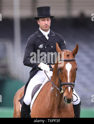 Badminton station wagon, Badminton, UK. Il 2 maggio, 2019. Mitsubishi Motors Badminton Horse Trials, giorno 2; Tim Prezzo (NZL) riding BANGO durante la prova di dressage nel day 2 del 2019 Badminton Horse Trials Credito: Azione Sport Plus/Alamy Live News Foto Stock