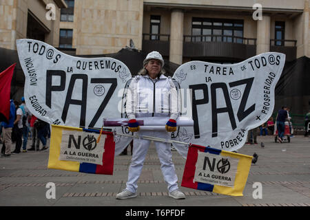 1 maggio 2019 - Bogotà, Cundinamarca, Colombia - un uomo visto vestito in un costume di angelo durante il giorno di maggio.Il 1 maggio migliaia di persone sono scese nelle strade di Bogotà¡ per protestare contro la situazione di lavoro nel paese e contro i regolamenti del governo di Enrique PeÃ±aloza, principali di Bogotà¡ e il presidente della Colombia IvÃ¡n Duque. Per la prima volta in molti anni, non è stato necessario fare uso del cellulare anti-squadra antisommossa (ESMAD) per la lotta contro gli atti di vandalismo e di aggressioni durante la giornata di lavoro. Credito: Eric CortéS SOPA/images/ZUMA filo/Alamy Live News Foto Stock