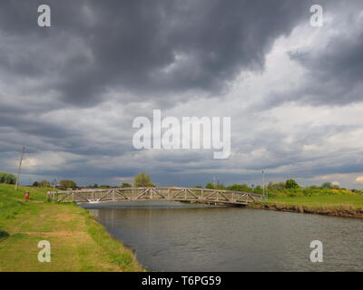Sheerness, Kent, Regno Unito. Il 2 maggio, 2019. Regno Unito: Meteo pioggia nuvole costruire questo pomeriggio a Sheerness, Kent. Credito: James Bell/Alamy Live News Foto Stock