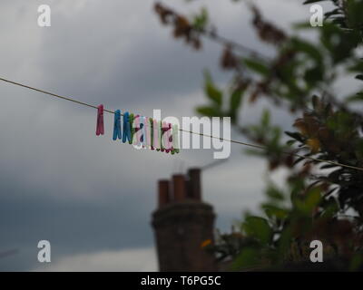 Sheerness, Kent, Regno Unito. Il 2 maggio, 2019. Regno Unito: Meteo pioggia nuvole costruire questo pomeriggio a Sheerness, Kent. Credito: James Bell/Alamy Live News Foto Stock