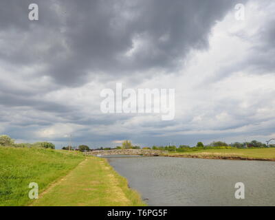 Sheerness, Kent, Regno Unito. Il 2 maggio, 2019. Regno Unito: Meteo pioggia nuvole costruire questo pomeriggio a Sheerness, Kent. Credito: James Bell/Alamy Live News Foto Stock