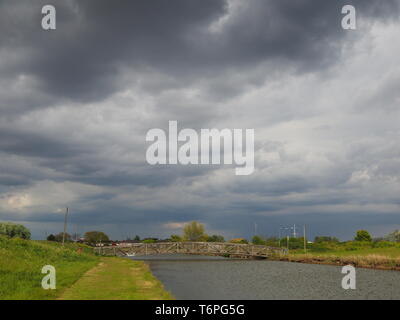 Sheerness, Kent, Regno Unito. Il 2 maggio, 2019. Regno Unito: Meteo pioggia nuvole costruire questo pomeriggio a Sheerness, Kent. Credito: James Bell/Alamy Live News Foto Stock
