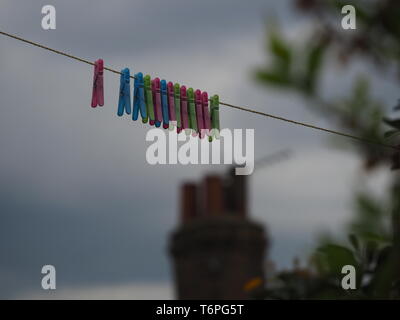 Sheerness, Kent, Regno Unito. Il 2 maggio, 2019. Regno Unito: Meteo pioggia nuvole costruire questo pomeriggio a Sheerness, Kent. Credito: James Bell/Alamy Live News Foto Stock