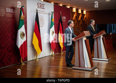 Mexiko Stadt, Messico. 02Maggio, 2019. Heiko Maas (SPD, l), il ministro degli Affari Esteri della Repubblica federale di Germania, dà una conferenza stampa con Marcelo Ebrard ha, ministro degli Esteri del Messico, presso il Ministero degli Affari Esteri nella capitale messicana. La Maas viaggio in America Latina è il preludio a una politica economica e offensivo per rafforzare i rapporti con il continente di nuovo. Credito: Fabian Sommer/dpa/Alamy Live News Foto Stock