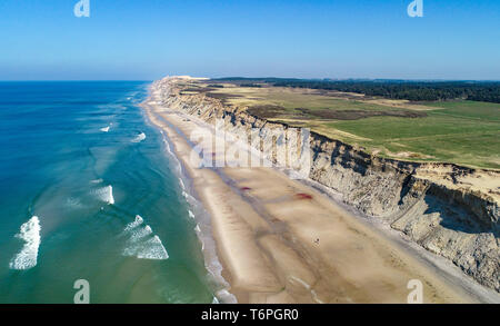 22 aprile 2019, la Danimarca, Nörre Lyngby: la ripida costa vicino al faro Rubjerg Knude sul Mare del Nord costa ripida nel comune Rubjerg presso la costa occidentale del paese (foto aeree con un drone). Un enorme, già fino a 100 metri di alte dune di sabbia in movimento ha costruito intorno al faro Rubjerg Knude (Knude per elevazione arrotondato) nel nord dello Jutland e gradualmente i superamenti. Il faro è stato messo in funzione nel 1900. Foto: Patrick Pleul/dpa-Zentralbild/ZB Foto Stock