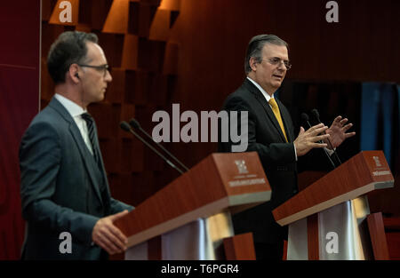 Mexiko Stadt, Messico. 02Maggio, 2019. Heiko Maas (SPD, l), il ministro degli Affari Esteri della Repubblica federale di Germania, dà una conferenza stampa con Marcelo Ebrard ha, ministro degli Esteri del Messico, presso il Ministero degli Affari Esteri nella capitale messicana. La Maas viaggio in America Latina è il preludio a una politica economica e offensivo per rafforzare i rapporti con il continente di nuovo. Credito: Fabian Sommer/dpa/Alamy Live News Foto Stock