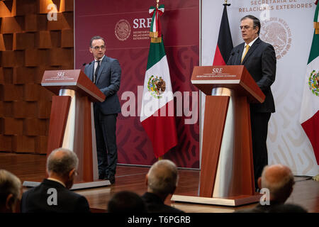 Mexiko Stadt, Messico. 02Maggio, 2019. Heiko Maas (SPD, l), il ministro degli Affari Esteri della Repubblica federale di Germania, dà una conferenza stampa con Marcelo Ebrard ha, ministro degli Esteri del Messico, presso il Ministero degli Affari Esteri nella capitale messicana. La Maas viaggio in America Latina è il preludio a una politica economica e offensivo per rafforzare i rapporti con il continente di nuovo. Credito: Fabian Sommer/dpa/Alamy Live News Foto Stock