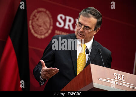 Mexiko Stadt, Messico. 02Maggio, 2019. Marcelo Ebrard ha, ministro degli Esteri del Messico, dà una conferenza stampa presso il Ministero degli Affari Esteri nella capitale messicana. La Maas viaggio in America Latina è il preludio a una politica economica e offensivo per rafforzare i rapporti con il continente di nuovo. Credito: Fabian Sommer/dpa/Alamy Live News Foto Stock