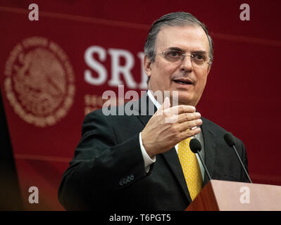 Mexiko Stadt, Messico. 02Maggio, 2019. Marcelo Ebrard ha, ministro degli Esteri del Messico, dà una conferenza stampa presso il Ministero degli Affari Esteri nella capitale messicana. La Maas viaggio in America Latina è il preludio a una politica economica e offensivo per rafforzare i rapporti con il continente di nuovo. Credito: Fabian Sommer/dpa/Alamy Live News Foto Stock