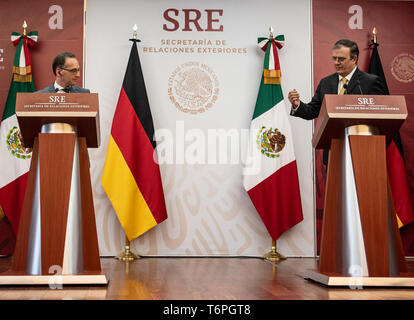 Mexiko Stadt, Messico. 02Maggio, 2019. Heiko Maas (SPD, l), il ministro degli Affari Esteri della Repubblica federale di Germania, dà una conferenza stampa con Marcelo Ebrard ha, ministro degli Esteri del Messico, presso il Ministero degli Affari Esteri nella capitale messicana. La Maas viaggio in America Latina è il preludio a una politica economica e offensivo per rafforzare i rapporti con il continente di nuovo. Credito: Fabian Sommer/dpa/Alamy Live News Foto Stock