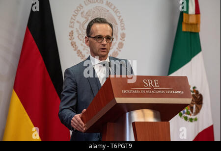 Mexiko Stadt, Messico. 02Maggio, 2019. Heiko Maas (SPD), il ministro degli Affari Esteri della Repubblica federale di Germania, dà una conferenza stampa presso il Ministero degli Affari Esteri nella capitale messicana. La Maas viaggio in America Latina è il preludio a una politica economica e offensivo per rafforzare i rapporti con il continente di nuovo. Credito: Fabian Sommer/dpa/Alamy Live News Foto Stock