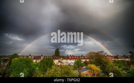 Londra, Regno Unito. Il 2 maggio 2019. Doppio arcobaleno moduli sopra case suburbane contro il cielo grigio dopo pomeriggio Pesanti rovesci di pioggia nella zona sud-ovest di Londra. Credito: Malcolm Park/Alamy Live News. Foto Stock