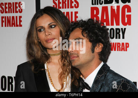 Pasadena, Stati Uniti d'America. 01 Maggio, 2019. Kunal Nayyar e moglie Neha Kapur Nayyar presso la serie finale delle parti per la CBS' 'La teoria del Big Bang" tenutasi presso il Langham Huntington a Pasadena, CA, 1 maggio 2019. Foto: Richard Chavez/PictureLux Credito: PictureLux/Hollywood Archive/Alamy Live News Foto Stock