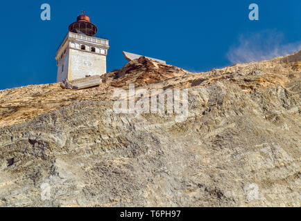 22 aprile 2019, la Danimarca, Lönstrup: faro Rubjerg Knude sulla ripida costa del Mare del Nord nel comune Rubjerg (comune Hjörring) vicino alla nota località di villeggiatura Lönstrup sulla costa occidentale del paese. Un enorme, già fino a 100 metri di alte dune di sabbia in movimento ha costruito intorno al faro Rubjerg Knude (Knude per elevazione arrotondato) nel nord dello Jutland e gradualmente i superamenti. Il faro è stato messo in funzione nel 1900. Foto: Patrick Pleul/dpa-Zentralbild/ZB Foto Stock