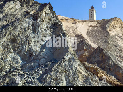 22 aprile 2019, la Danimarca, Lönstrup: faro Rubjerg Knude sulla ripida costa del Mare del Nord nel comune Rubjerg (comune Hjörring) vicino alla nota località di villeggiatura Lönstrup sulla costa occidentale del paese. Un enorme, già fino a 100 metri di alte dune di sabbia in movimento ha costruito intorno al faro Rubjerg Knude (Knude per elevazione arrotondato) nel nord dello Jutland e gradualmente i superamenti. Il faro è stato messo in funzione nel 1900. Foto: Patrick Pleul/dpa-Zentralbild/ZB Foto Stock