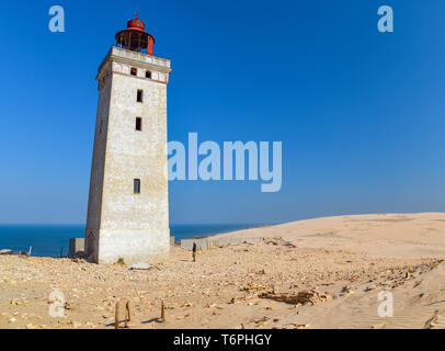 22 aprile 2019, la Danimarca, Lönstrup: faro Rubjerg Knude sulla ripida costa del Mare del Nord nel comune Rubjerg (comune Hjörring) vicino alla nota località di villeggiatura Lönstrup sulla costa occidentale del paese. Un enorme, già fino a 100 metri di alte dune di sabbia in movimento ha costruito intorno al faro Rubjerg Knude (Knude per elevazione arrotondato) nel nord dello Jutland e gradualmente i superamenti. Il faro è stato messo in funzione nel 1900. Foto: Patrick Pleul/dpa-Zentralbild/ZB Foto Stock