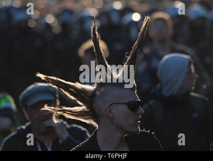Berlino, Germania. 01 Maggio, 2019. I partecipanti del rivoluzionario "giorno di maggio manifestazione a piedi attraverso il Friedrichshain. Credito: Ralf Hirschberger/dpa/Alamy Live News Foto Stock