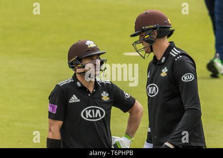 Londra, Regno Unito. Il 2 maggio 2019. Dean Elgar (sinistra) e Morne Morkel, batting come Surrey prendere sul Kent nel Royal London One-Day Cup match alla Kia ovale. David Rowe/ Alamy Live News Foto Stock