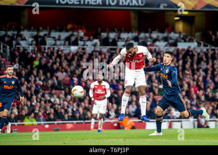 Londra, Regno Unito. 02Maggio, 2019. Alexandre Lacazette dell'Arsenal punteggi l'obiettivo di renderlo 2-1 durante la UEFA Europa League semifinale partita tra Arsenal e Valencia all'Emirates Stadium di Londra, Inghilterra il 2 maggio 2019. Foto di Salvio Calabrese. Solo uso editoriale, è richiesta una licenza per uso commerciale. Nessun uso in scommesse, giochi o un singolo giocatore/club/league pubblicazioni. Credit: UK Sports Pics Ltd/Alamy Live News Foto Stock