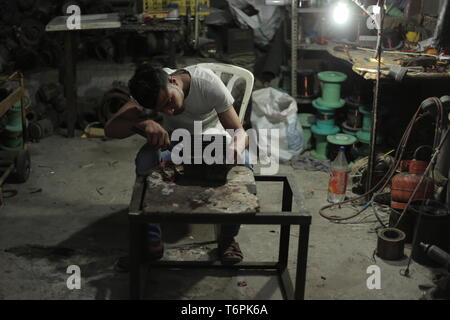 La città di Gaza, Palestina. 01 Maggio, 2019. Un lavoratore palestinese lavora in una officina meccanica è stato visto il 1 maggio sul mondo giorno della festa dei lavoratori in Khan Yunis, a sud di Gaza Credito: Yousef Masoud/Pacific Press/Alamy Live News Foto Stock