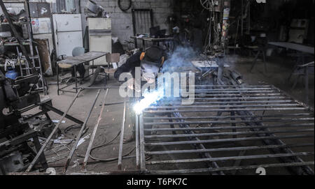 La città di Gaza, Palestina. 01 Maggio, 2019. Un lavoratore palestinese lavora in una officina meccanica è stato visto il 1 maggio sul mondo giorno della festa dei lavoratori in Khan Yunis, a sud di Gaza Credito: Yousef Masoud/Pacific Press/Alamy Live News Foto Stock