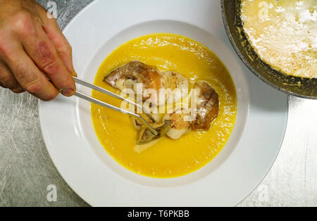 Crema di zucca con capesante e funghi. Pineda de mar. La Catalogna. Spagna Foto Stock