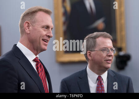 Stati Uniti Deliberando il Segretario della Difesa Patrick M. Shanahan è visto con sotto il Segretario della Difesa (Comptroller) / Chief Financial Officer David L. Norquist prima dell'inizio di un bilancio audizione con la casa degli stanziamenti sottocomitato per la difesa, Washington, 1 maggio 2019. (DoD foto di Lisa Ferdinando) Foto Stock