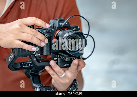 Bangkok, Tailandia - 19 Ago, 2018: celebre telecamera; Sony 'A7iii' o 'Alpha 7 mark 3' e la lente Sony FE 28mm F2.0 sul gimbal, 'Ronin S' sono già laun Foto Stock