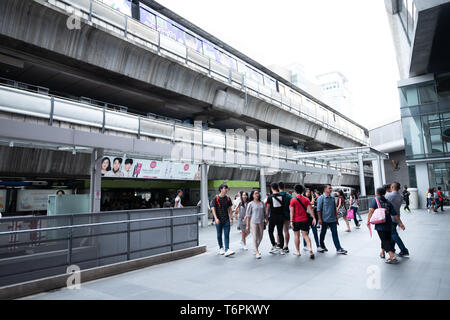 Bangkok, Tailandia - 4 ​Aug, 2018: la gente camminare nella via di collegamento tra la stazione BTS dello sky train e Piazza Siam un edificio, Bangkok, Thailandia. Foto Stock