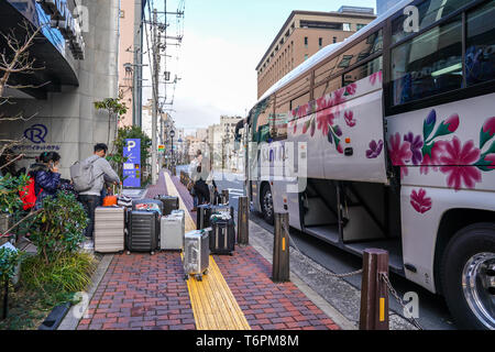 Osaka, Giappone - 1 Mar 2018: Asian Tour di gruppo preparare cose da hotel a bus per viaggi in tutto il Giappone. Foto Stock