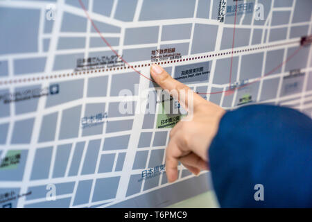 Osaka, Giappone - 3 Mar 2018: Traveler letture e punto per il Giappone della metropolitana treno mappa sulla scheda. in area di Osaka, in Giappone. Foto Stock