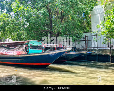 Saen Saep barca sono parcheggiate nel canal, attesa per il rush hour periodo. Foto Stock