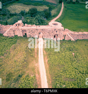 Antenna fuco shot delle mura della città antica di Nicopoli.Grecia Foto Stock
