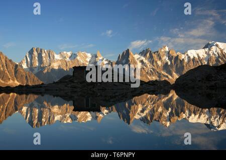 Le Aiguilles de Chamonix montagne riflette in Lac Blanc lago, estrema destra Mont Blanc, Alta Savoia, Francia, Europa Foto Stock