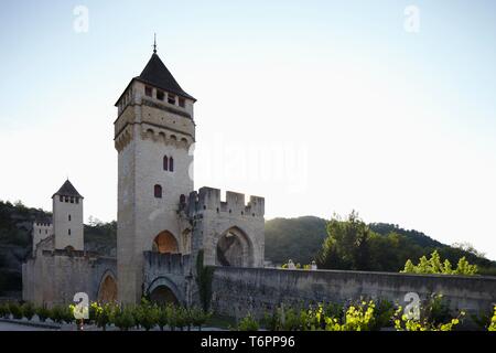 Ponte medievale Porto Valentre attraverso il fiume Lot in Cahors, Midi-Pirenei, Francia, Europa Foto Stock