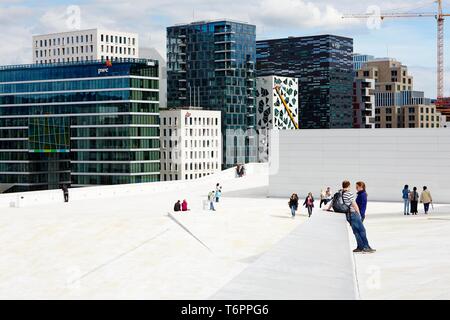 Le persone sul tetto del Teatro dell'Opera di Oslo, codice a barre progetto edifici sul retro, Oslo, Norvegia Foto Stock