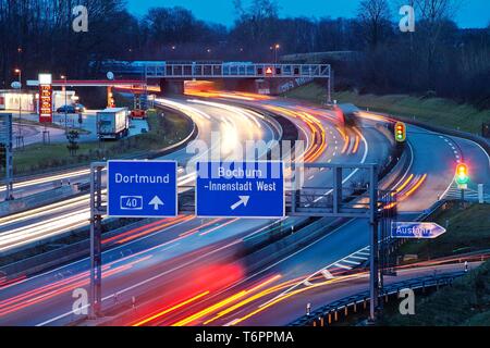 A 40 autostrada in serata, Bochum, la zona della Ruhr, Nord Reno-Westfalia, Germania Foto Stock