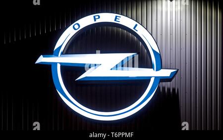 Opel logo alla distribuzione merci centro del gruppo Opel, Bochum, Renania settentrionale-Vestfalia, Germania Foto Stock