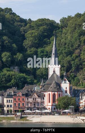 Vista del villaggio con una chiesa collegiata, St. Goar, Valle del Reno superiore e centrale, Renania-Palatinato, Germania Foto Stock