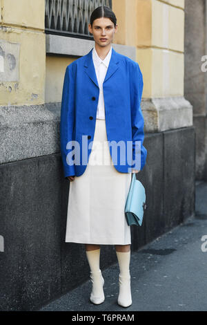 Milano, Italia - 22 Febbraio 2019: Street style - Outfit dopo una sfilata di moda durante la Settimana della Moda Milanese - MFWFW19 Foto Stock