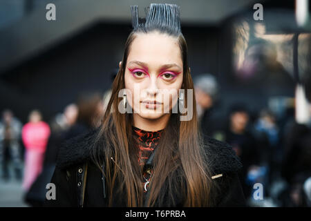 Milano, Italia - 22 Febbraio 2019: Street style - Acconciatura dopo una sfilata di moda durante la Settimana della Moda Milanese - MFWFW19 Foto Stock