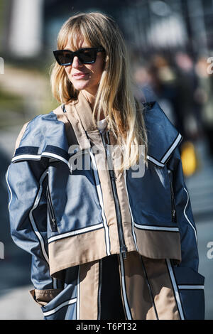 Milano, Italia - 22 Febbraio 2019: Street style - Jeanette Madesn dopo una sfilata di moda durante la Settimana della Moda Milanese - MFWFW19 Foto Stock