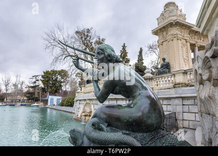 La scultura in bronzo di Mermaid su stagno davanti al monumento a Alfonso XII nel Parque del Buen Retiro - Parco del Retiro di Madrid in Spagna Foto Stock