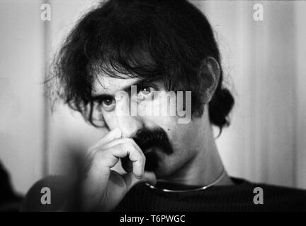 Amsterdam, Paesi Bassi - 17 settembre: Frank Zappa poste durante un'intervista ad Amsterdam, nei Paesi Bassi il 17 settembre 1972 (foto di Gijsbert Hanekroot) Foto Stock